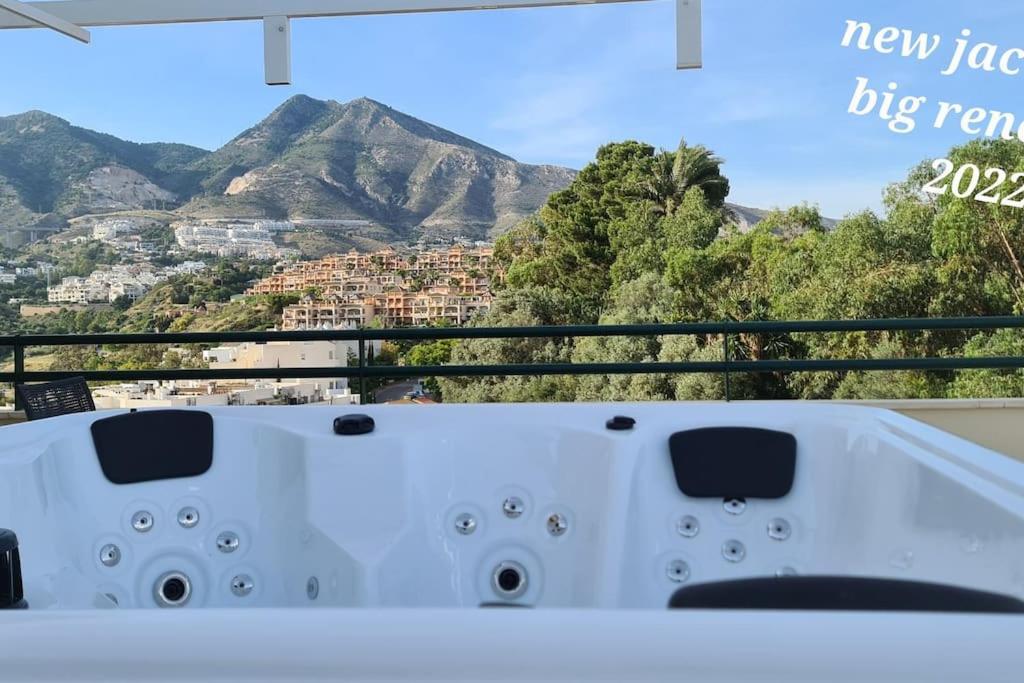 Ferienwohnung Luxury Penthouse With Sea&Mountain Views & Hot Tub - Tranquility & Rest Benalmádena Exterior foto