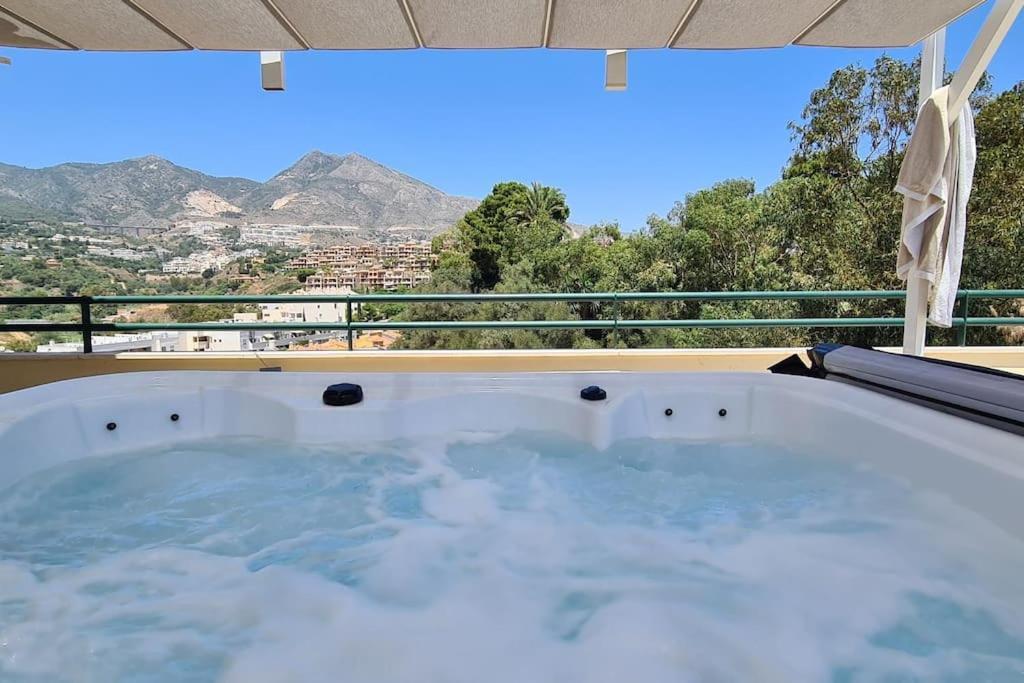 Ferienwohnung Luxury Penthouse With Sea&Mountain Views & Hot Tub - Tranquility & Rest Benalmádena Exterior foto